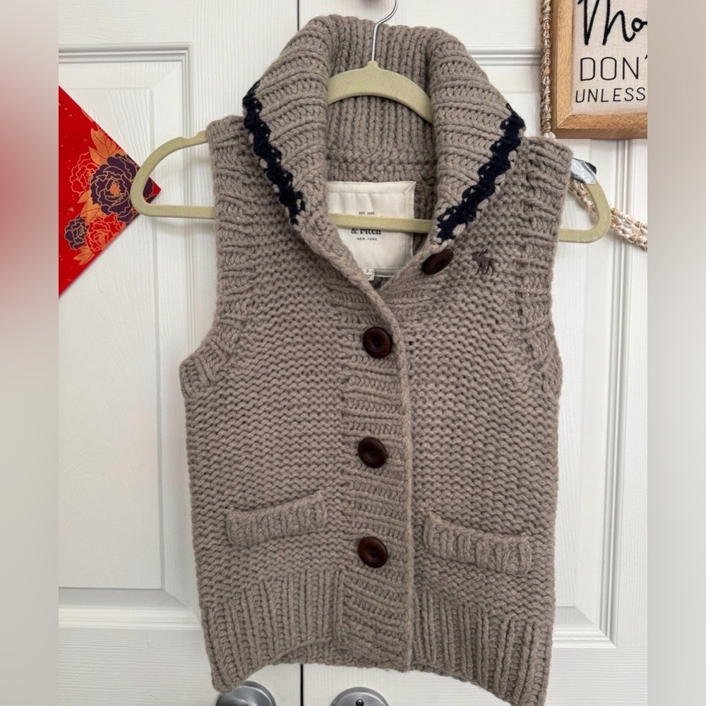 NWT Abercrombie & Fitch 100% Wool Button Up Sleeveless Mock Hoodie Sweater Vest